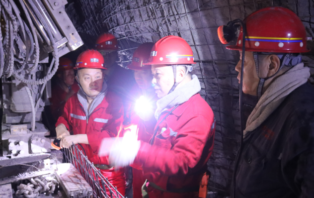 李曉東到紅旗煤礦督導(dǎo)檢查“三節(jié)一會”前煤礦安全工作